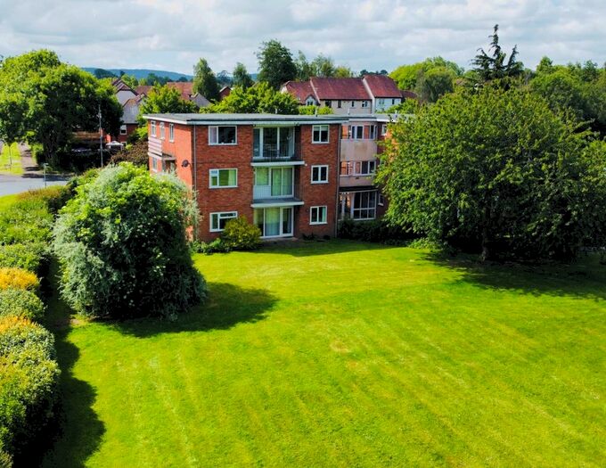 2 Bedroom Flat To Rent In Claremont Court, Windsor Close, Taunton, Somerset, TA1