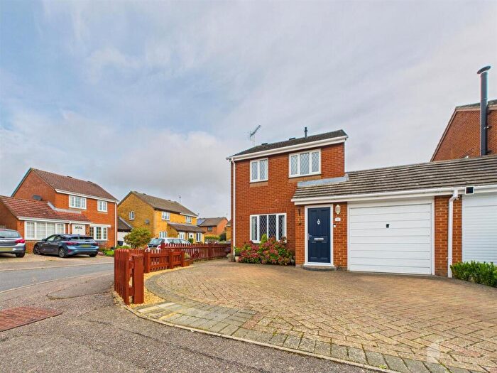 3 Bedroom Detached House For Sale In Uplands, Chells Manor, Stevenage, SG2