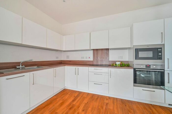 2 Bedroom Flat To Rent In Kingfisher Heights, Silvertown, London, E16