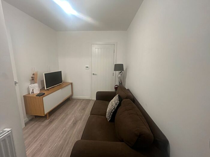 1 Bedroom Flat To Rent In Woodfield St, Swansea, SA6