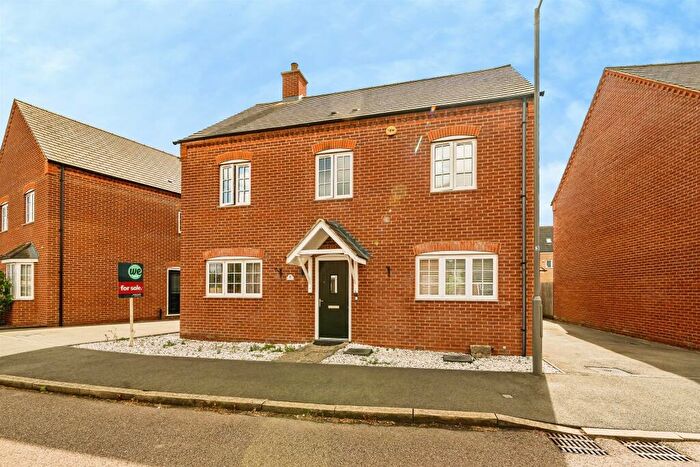 4 Bedroom Detached House For Sale In Calville Gardens, Aylesbury, HP18
