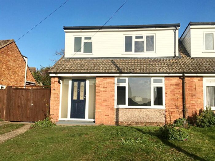 4 Bedroom Bungalow To Rent In Biddenden Way, Istead Rise, DA13