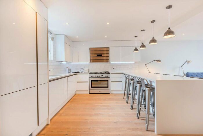 2 Bedroom Flat To Rent In Caxton Road, Shepherd's Bush, London, W12