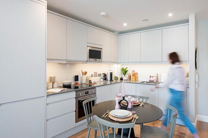 2 Bedroom Apartment To Rent In Moat Street, London, SW11