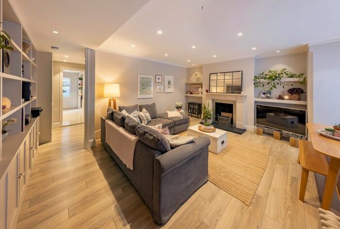 1 Bedroom Flat To Rent In Linden Gardens, London, Epc D, W4