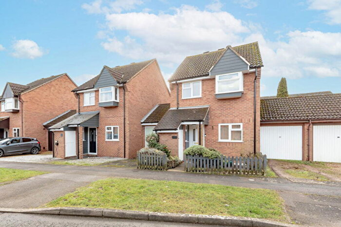 3 Bedroom Link Detached House For Sale In Huntsman Grove, Blakelands, Milton Keynes, MK14