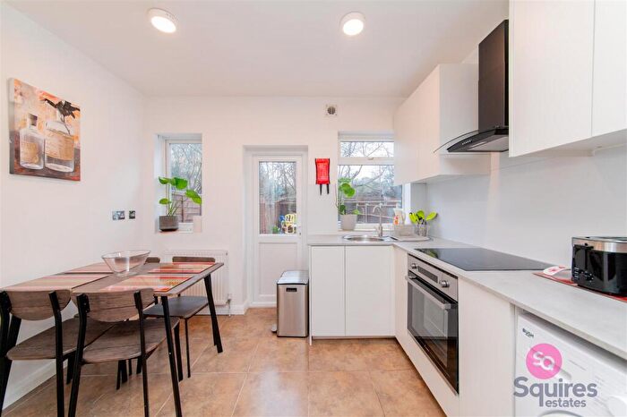 2 Bedroom Flat For Sale In Squires Lane, Finchley, London, N3
