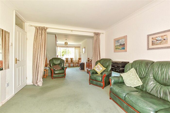3 Bedroom Chalet For Sale In South Court Drive, Wingham, Canterbury, Kent, CT3