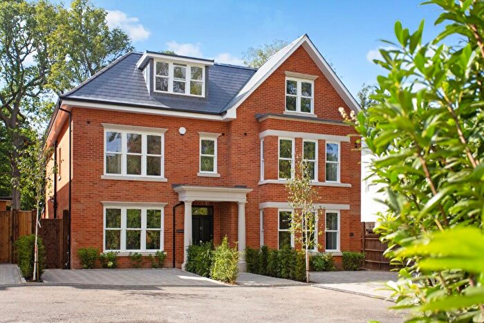 4 Bedroom Semi-Detached House For Sale In Copsem Lane, Surrey, KT10