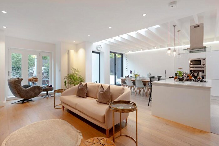 4 Bedroom Cottage To Rent In Norwood Road London, SE24