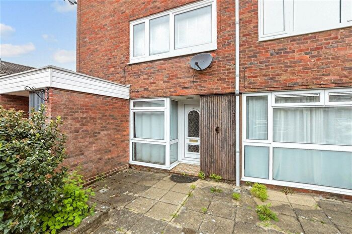 2 Bedroom Maisonette For Sale In Harrison Close, Reigate, Surrey, RH2