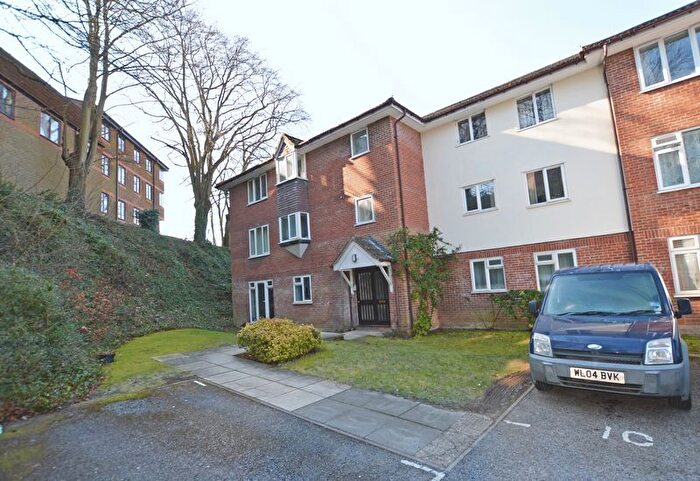 1 Bedroom Flat To Rent In Dickers Lane, Alton, GU34