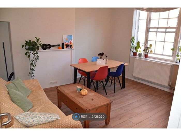 3 Bedroom Flat To Rent In Santley House, London, SE1