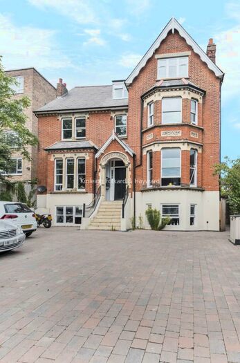 3 Bedroom Flat To Rent In Thurlow Park Road, London, SE21