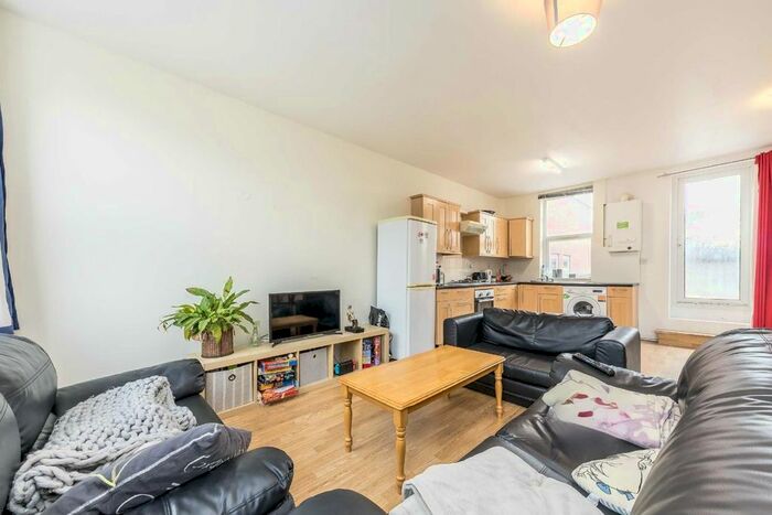 2 Bedroom Flat To Rent In Yukon Road, London, SW12