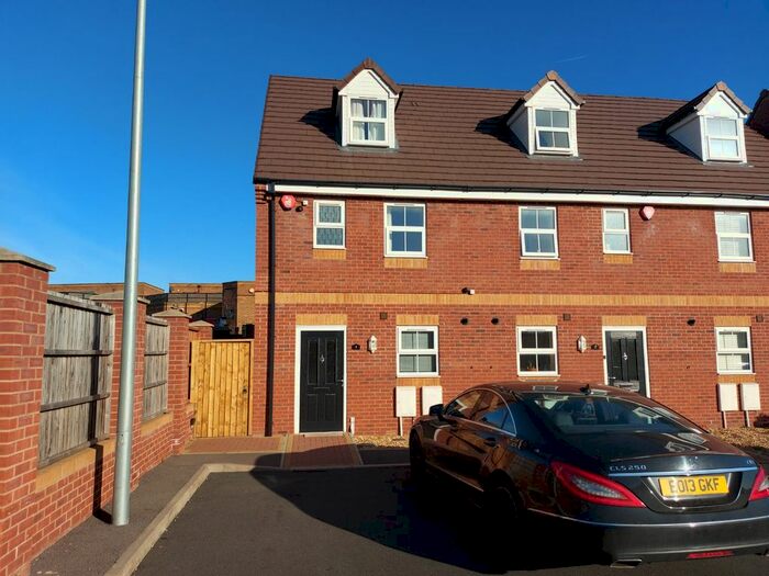 3 Bedroom Town House To Rent In Cosens Drive, Cradley Heath, B64