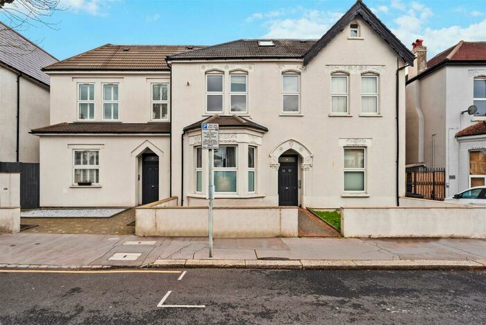 2 Bedroom Flat To Rent In Whitworth Road, London, SE25