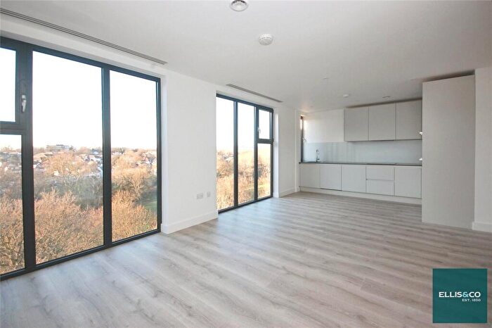 2 Bedroom Penthouse For Sale In Wickliffe Avenue, Finchley, N3