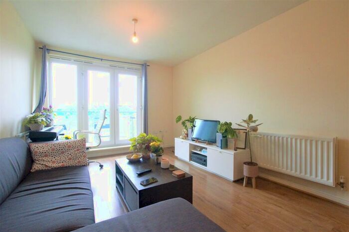 2 Bedroom Flat To Rent In Parkhouse Court, Hatfield, AL10