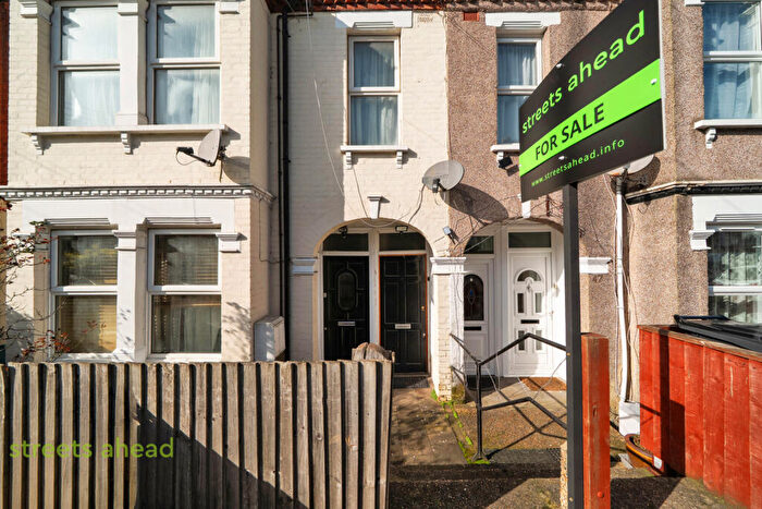 3 Bedroom Apartment For Sale In Hythe Road, Thornton Heath, CR7