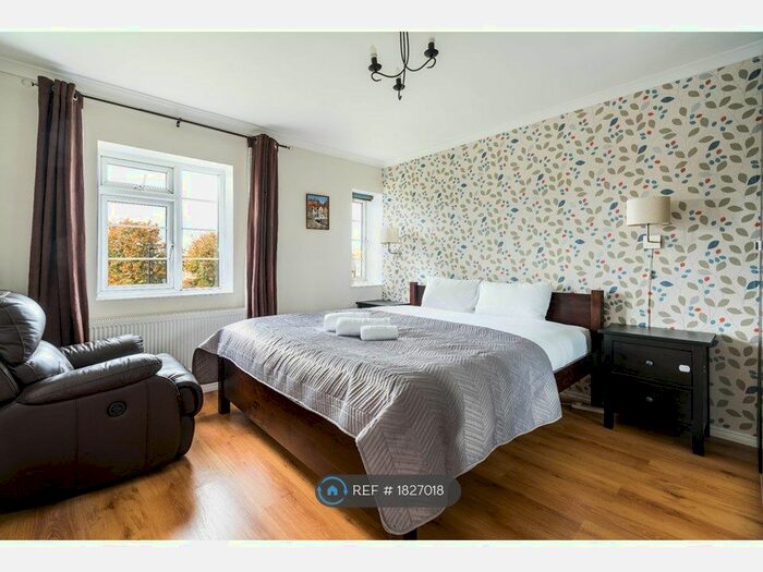 3 Bedroom Flat To Rent In Ashridge Court, London, N14