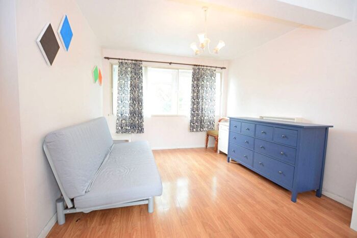 2 Bedroom Flat To Rent In Surridge Court, Stockwell, London, SW9
