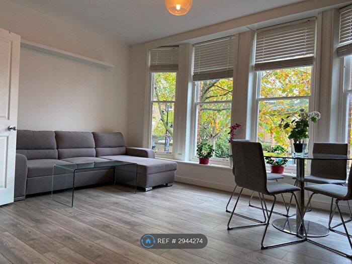 2 Bedroom Flat To Rent In Royal Parade, Richmond, TW9