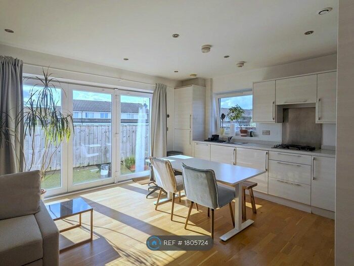 2 Bedroom Flat To Rent In Sumner Road, London, SE15