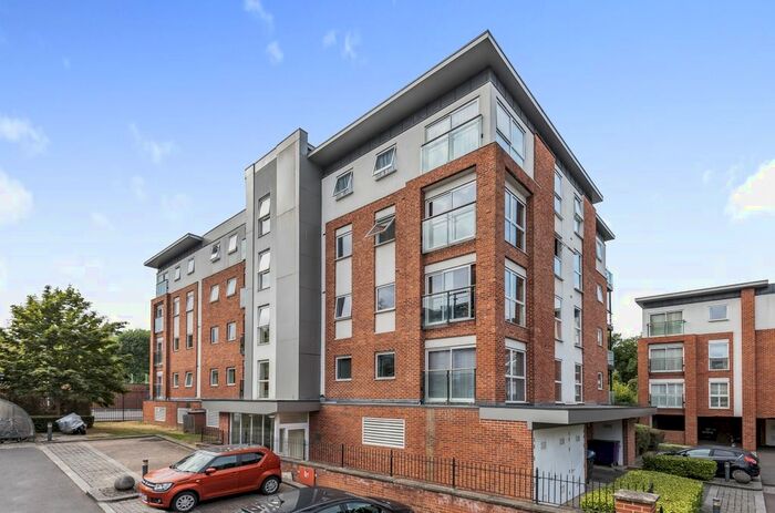 2 Bedroom Flat To Rent In Highwood Close, London, SE22