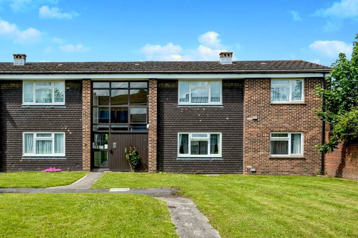 2 Bedroom Flat To Rent In Chichester, PO19