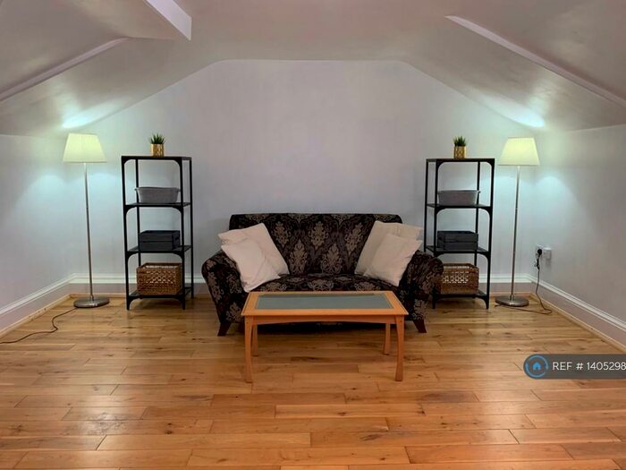 3 Bedroom Flat To Rent In High Street, London, SE20