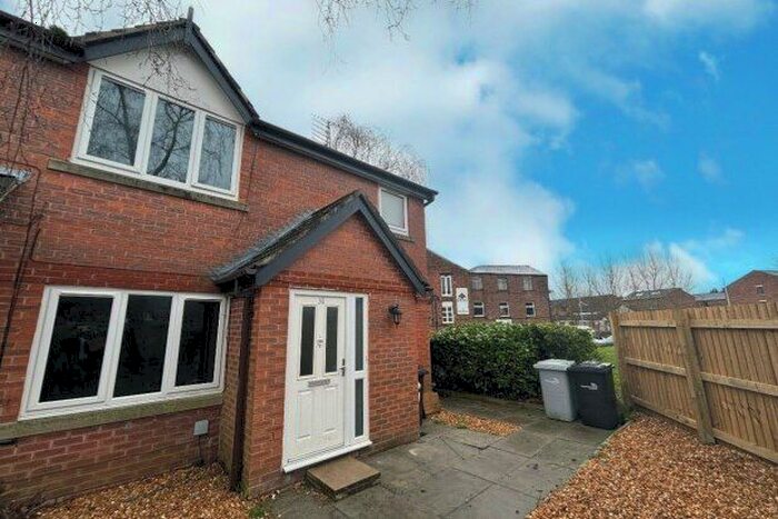 2 Bedroom Flat To Rent In Tynedale Close, Macclesfield, SK11