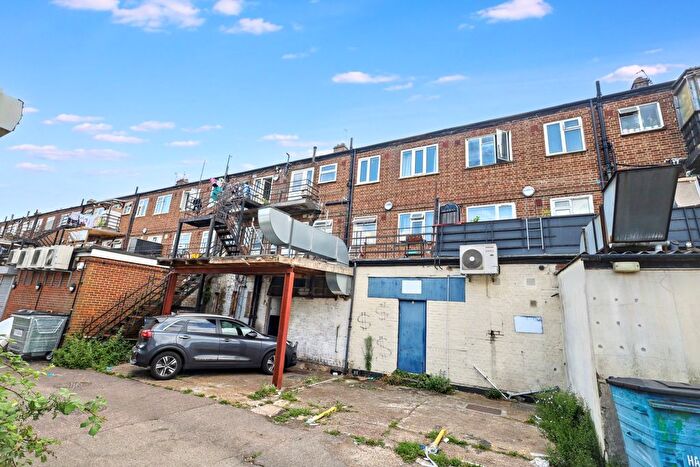 3 Bedroom Flat For Sale In Kenton Road, Harrow, HA3