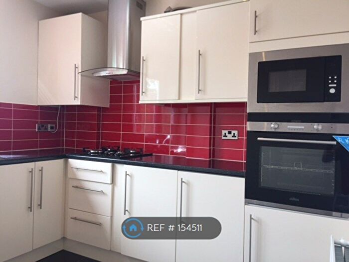 2 Bedroom Flat To Rent In Eaton Court, London, SE21