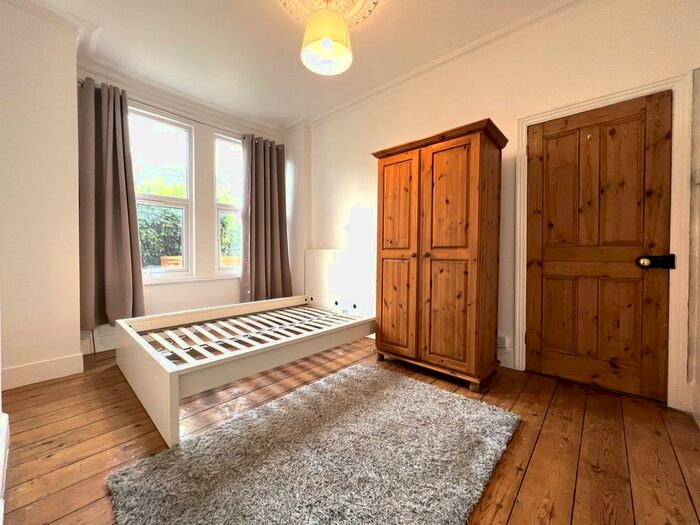 2 Bedroom Flat To Rent In Adelaide Grove, Shepherds Bush, W12