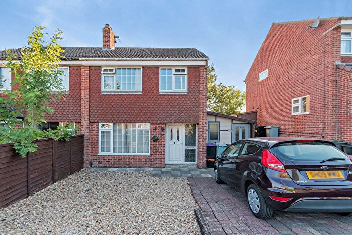 3 Bedroom Semi Detached House For Sale In Arnold Avenue, Gonerby Hill Foot, Grantham, NG31