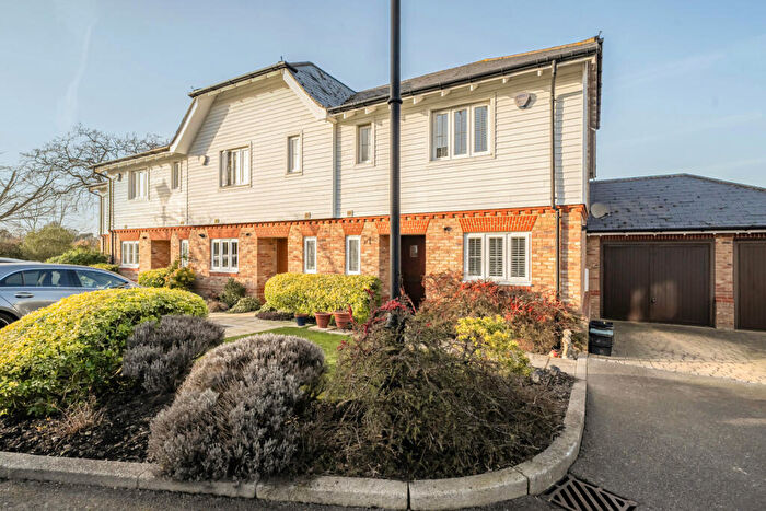 3 Bedroom End Of Terrace House For Sale In Briar Wood Close, Bromley, BR2