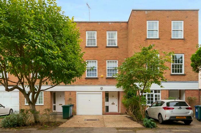 4 Bedroom Town House To Rent In Whetstone, N20