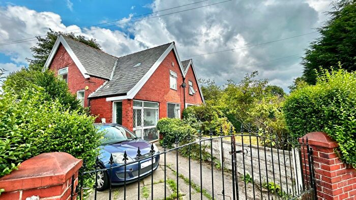 3 Bedroom Semi-detached House For Sale In Heys Lane, Heywood, OL10