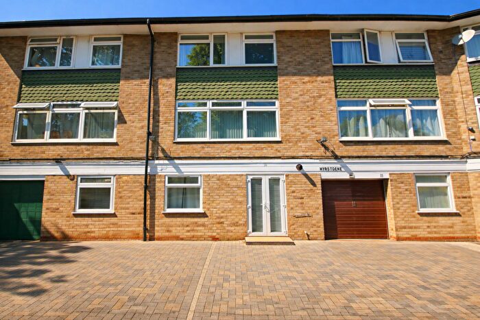 5 Bedroom House To Rent In Hyrstdene, South Croydon, CR2