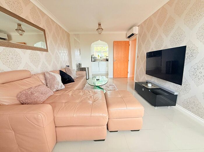 2 Bedroom Flat To Rent In International Way, Sunbury-On-Thames, TW16