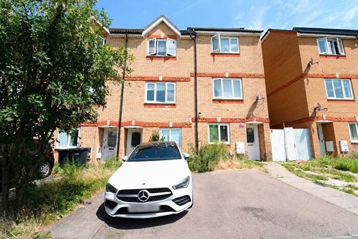 4 Bedroom Town House To Rent In Dunraven Avenue, Luton, LU1