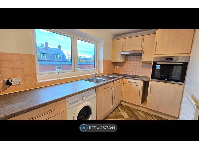 2 Bedroom Flat To Rent In Lovell Park Hill, Leeds, LS7