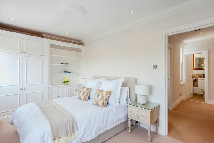 4 Bedroom Flat To Rent In Oakley Street, London, SW3