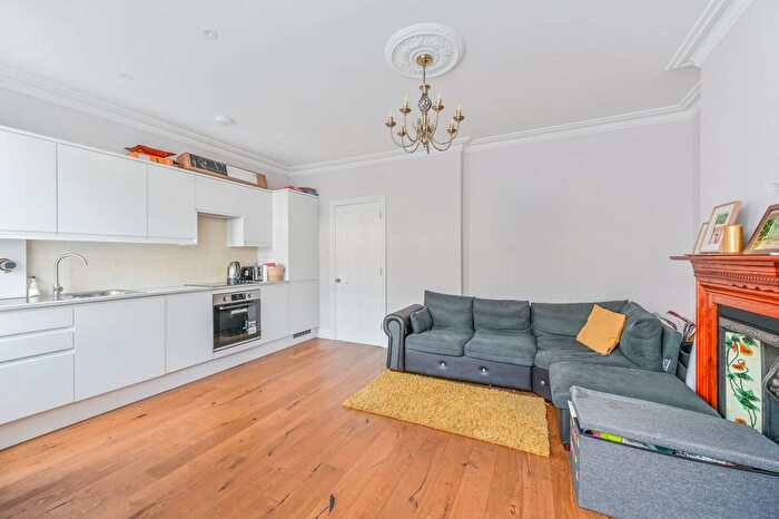 1 Bedroom Flat To Rent In Heyford Avenue, Oval, SW8
