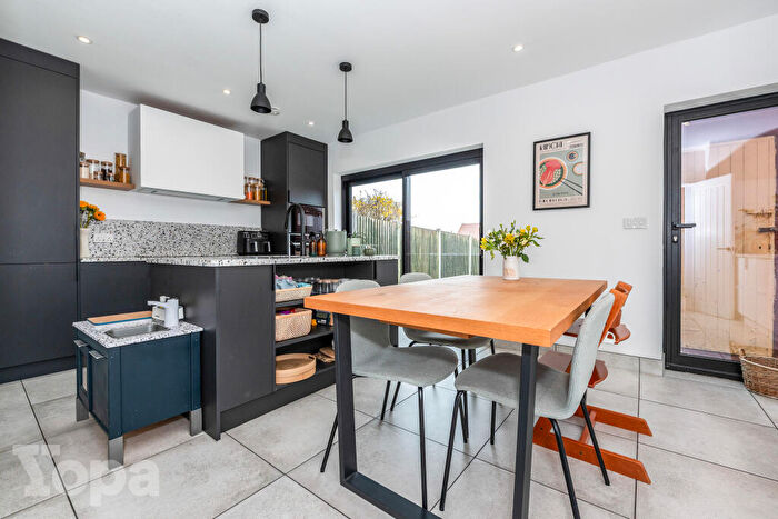 3 Bedroom End Of Terrace House For Sale In Keyes Road, Dartford, DA1