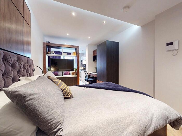 Apartment To Rent In Apt, Live Oasis Wade Lane #, LS2