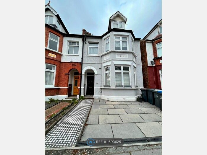 3 Bedroom Flat To Rent In Norbury Court Road, London, SW16