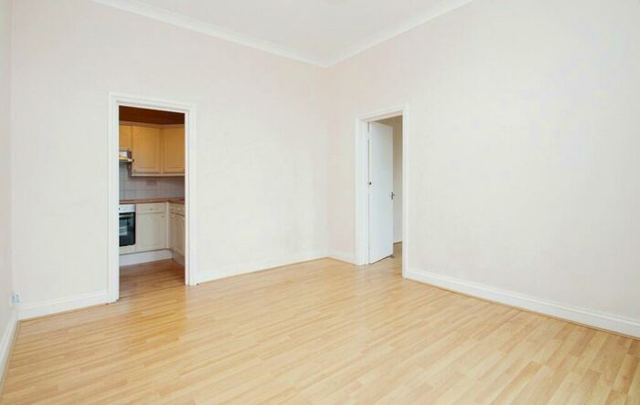 1 Bedroom Ground Flat To Rent In South Street, Lancing, BN15