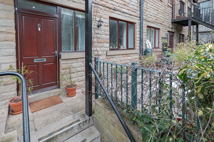 1 Bedroom Flat For Sale In Ferrand Lane, Bingley, West Yorkshire, BD16